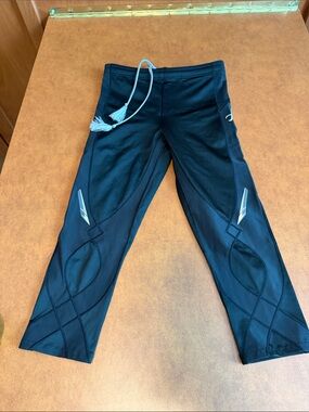 Size M CW-X compression capri pants. Ladies.